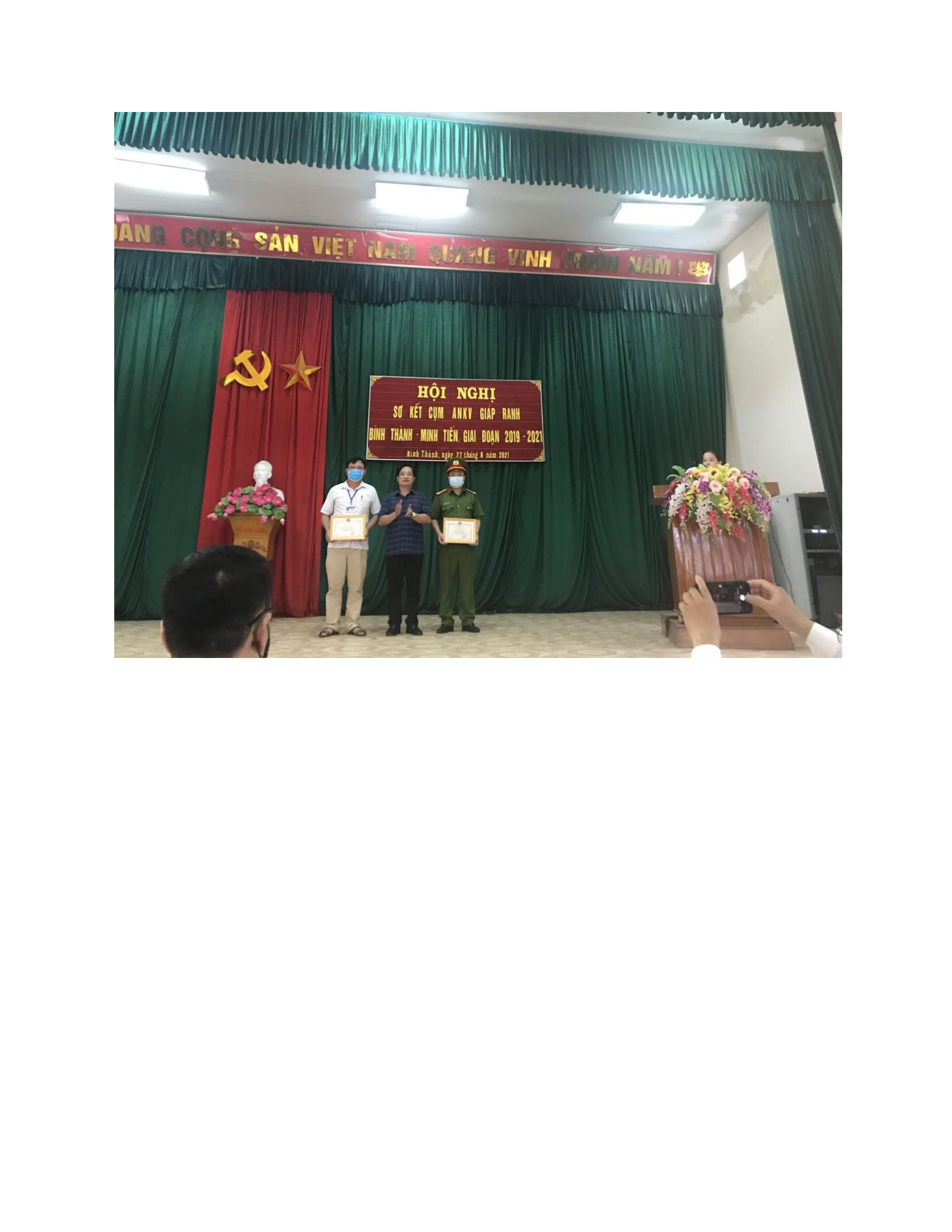 Đ/c Đặng Thái Bình - Phó Chủ tịch UBND huyện Định Hóa trao giấy khen cho 02 tập thể có thành tích xuất sắc